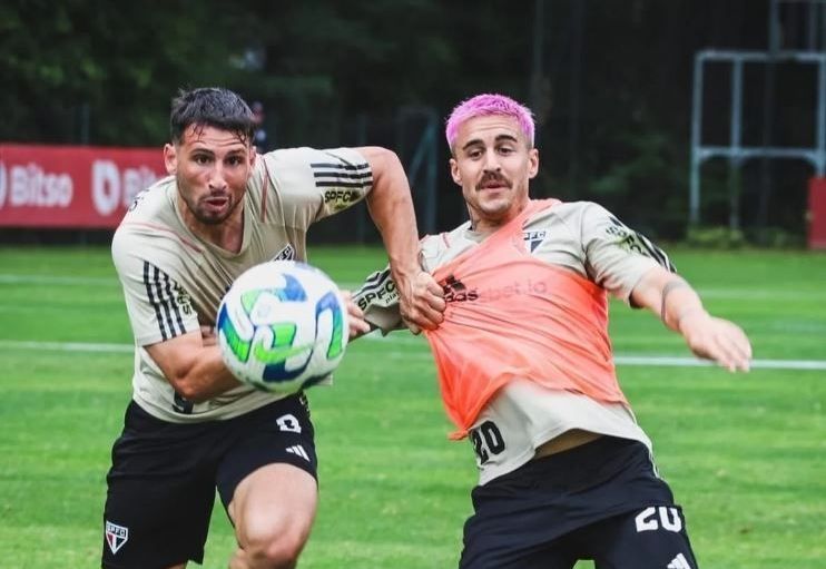 Calleri e Gabriel Neves disputam bola em treino do São Paulo.