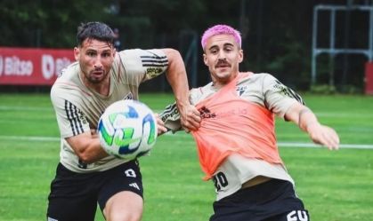 Calleri e Gabriel Neves disputam bola em treino do São Paulo.
