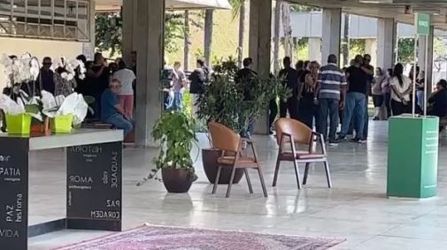Cerimônia foi reservada aos amigos e familiares