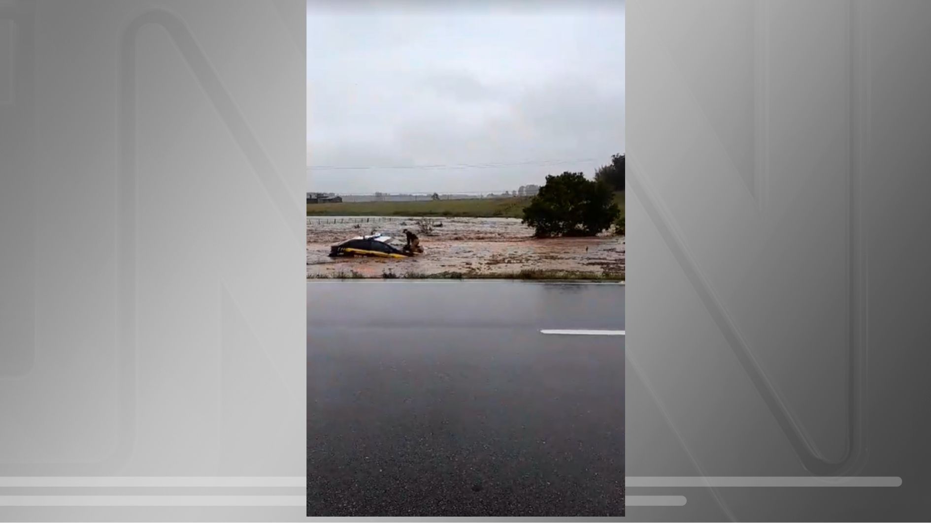 Carro da PRF é arrastado em alagamento no Rio Grande do Sul
