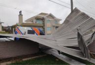 Ventos de até 113 km/h deixam casas destelhadas em Santa Catarina