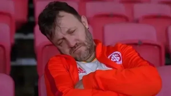 Torcedor dormiu na arquibancada do Beira-Rio durante Inter x Atlético-MG