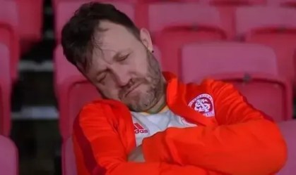 Torcedor dormiu na arquibancada do Beira-Rio durante Inter x Atlético-MG