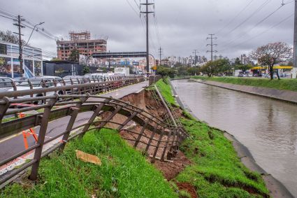 Trecho de avenida em Porto Alegre que cedeu após as fortes chuvas no estado