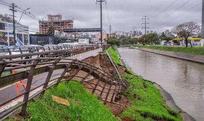 Trecho de avenida em Porto Alegre que cedeu após as fortes chuvas no estado