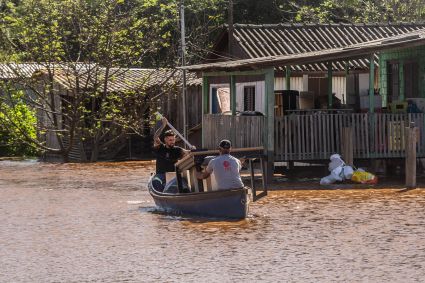 Cheia do Rio Jacuí causa alagamentos e deixa desabrigados em São Jerônimo, no Rio Grande do Sul