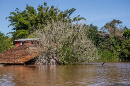 Cheia do Rio Jacuí causa alagamentos e deixa desabrigados em São Jerônimo, no Rio Grande do Sul