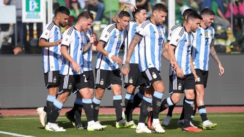 Jogadores da Argentina comemoram o primeiro gol sobre a Bolívia em La Paz