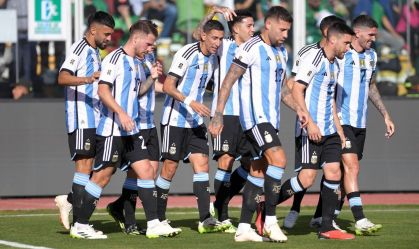 Jogadores da Argentina comemoram o primeiro gol sobre a Bolívia em La Paz