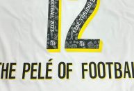 Tom Brady recebe camisa do Santos com frase “O Pelé do Futebol Americano”