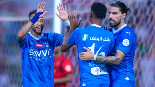 Neymar comemora com companheiros um dos gols do Al-Hilal