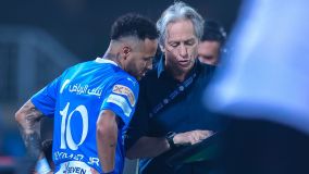 Técnico Jorge Jesus orienta Neymar durante jogo do Al-Hilal