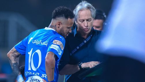Técnico Jorge Jesus orienta Neymar durante jogo do Al-Hilal
