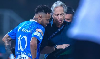 Técnico Jorge Jesus orienta Neymar durante jogo do Al-Hilal
