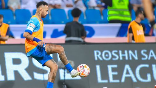Neymar aquece antes da estreia pelo Al-Hilal