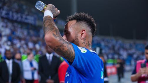 Neymar faz coraçãozinho para a arquibancada ao fim do jogo