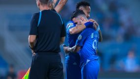 Michael abraça Neymar ao deixar o campo para a entrada do camisa 10