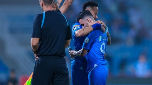 Michael abraça Neymar ao deixar o campo para a entrada do camisa 10