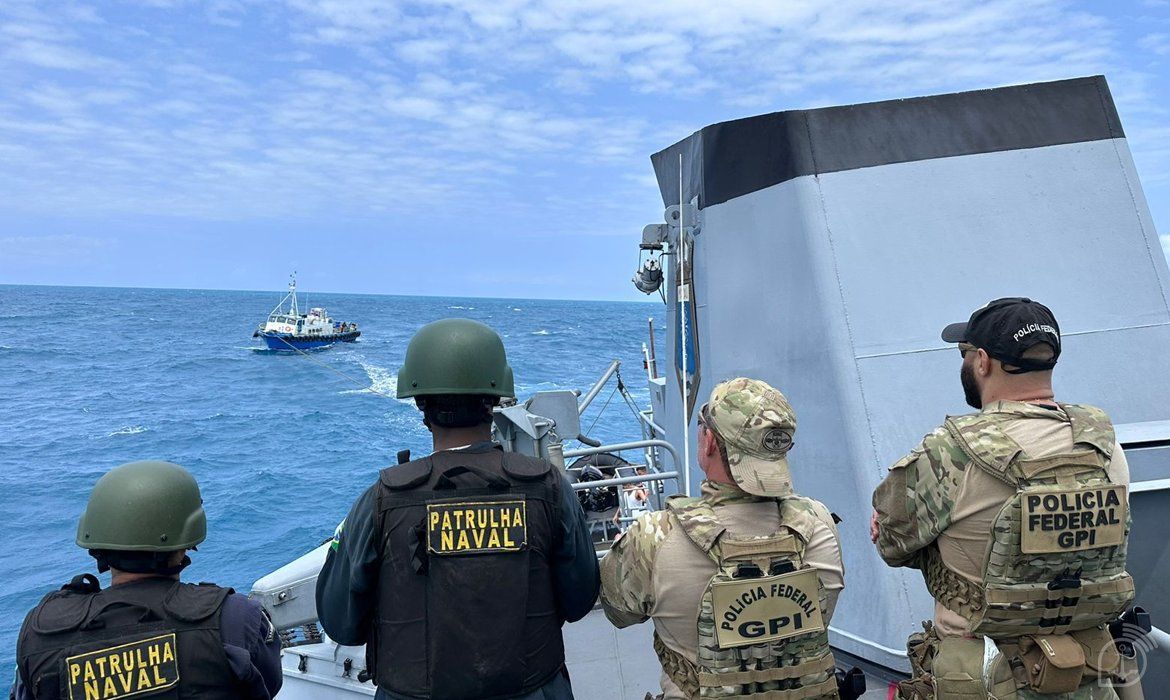 Embarcação com drogas foi rebocada pela Marinha
