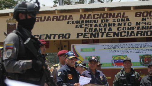 Agentes realizam operação para tomar controle do Centro Penitenciário de Tocorón, no estado de aragua, na Venezuela