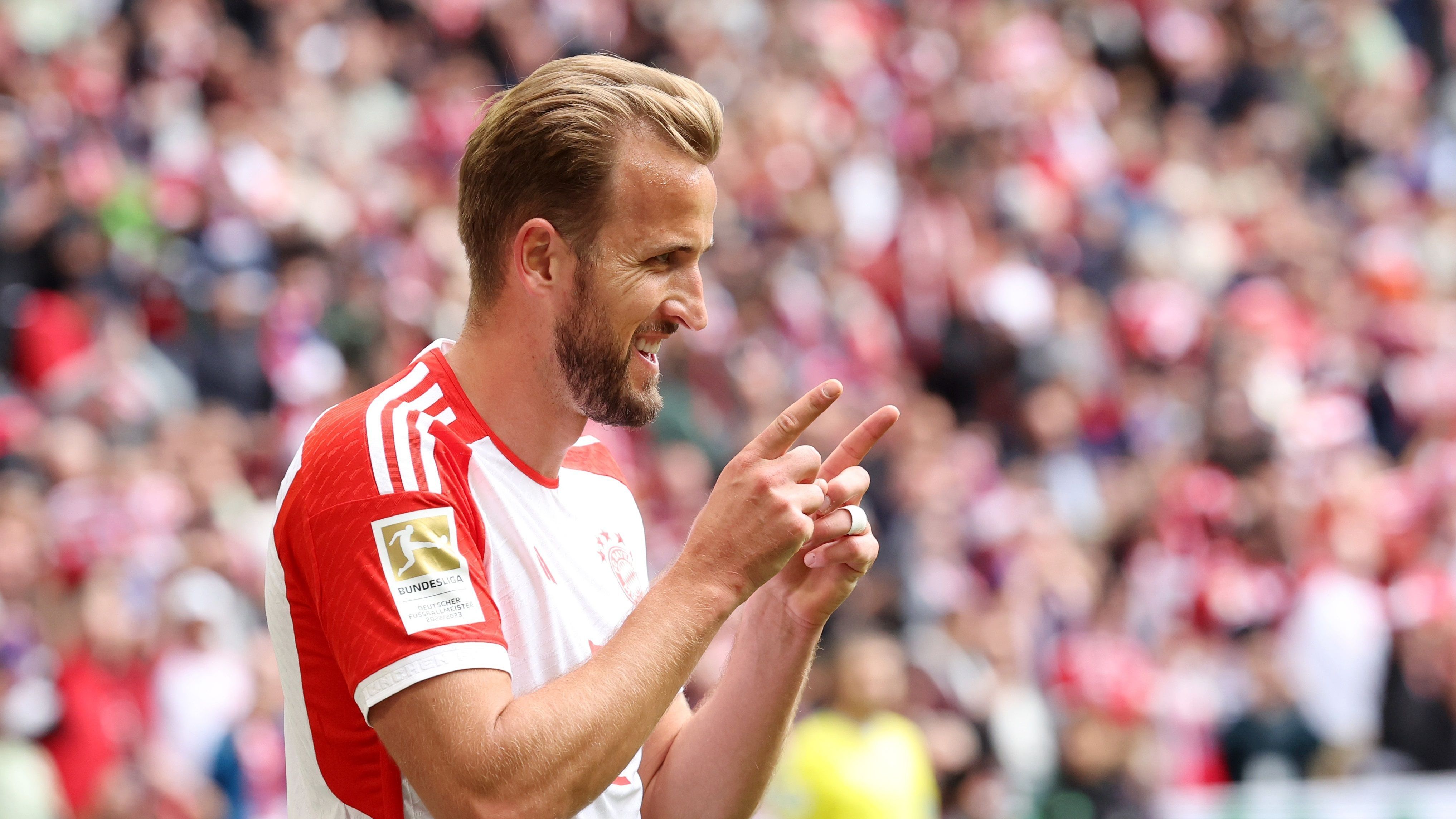Kane comemora um dos três gols marcados neste sábado (23)