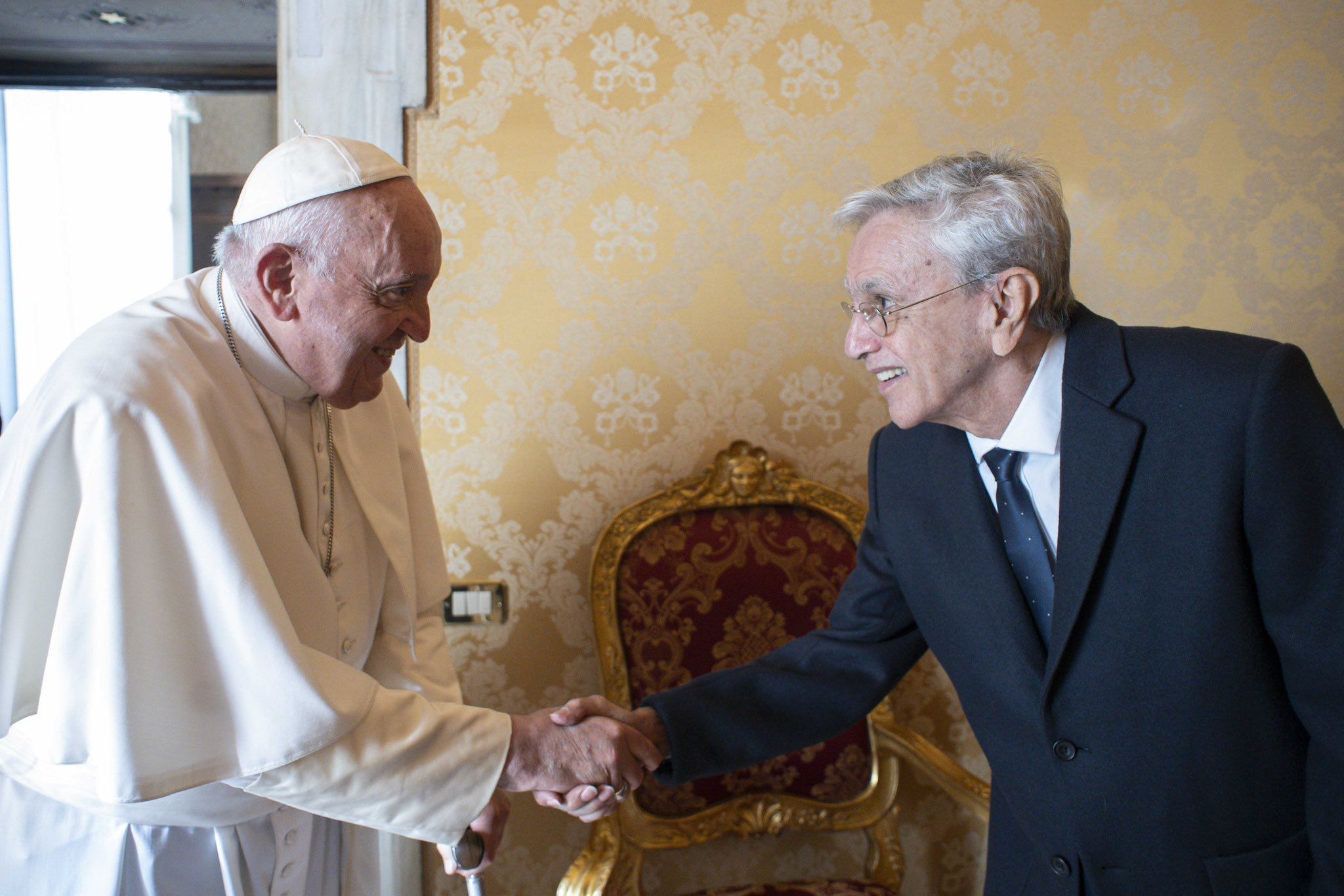 Caetano Veloso encontra o Papa Francisco no Vaticano.