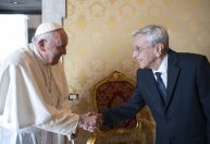 Caetano Veloso encontra Papa Francisco no Vaticano e entrega carta; leia íntegra