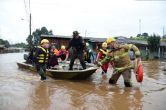 Chuvas fortes causam mortes, estragos, enchente e deixa centenas de pessoas desabrigadas no Rio Grande do Sul. No bairro Entre-Rios, o rio Passo Fundo subiu deixando diversas casas embaixo d&#039;água e pessoas e animais tendo que serem resgatados, na cidade de Passo Fundo, nesta segunda, 4 de setembro de 2023.