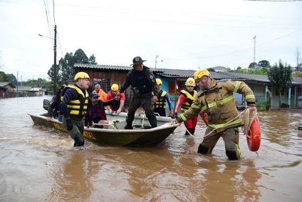 Chuvas fortes causam mortes, estragos, enchente e deixa centenas de pessoas desabrigadas no Rio Grande do Sul. No bairro Entre-Rios, o rio Passo Fundo subiu deixando diversas casas embaixo d&#039;água e pessoas e animais tendo que serem resgatados, na cidade de Passo Fundo, nesta segunda, 4 de setembro de 2023.