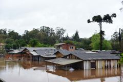 Chuvas fortes causam mortes, estragos, enchente e deixa centenas de pessoas desabrigadas no Rio Grande do Sul. No bairro Entre-Rios, o rio Passo Fundo subiu deixando diversas casas embaixo d&#039;água e pessoas e animais tendo que serem resgatados, na cidade de Passo Fundo, nesta segunda, 4 de setembro de 2023.