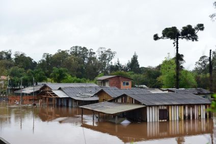 Chuvas fortes causam mortes, estragos, enchente e deixa centenas de pessoas desabrigadas no Rio Grande do Sul. No bairro Entre-Rios, o rio Passo Fundo subiu deixando diversas casas embaixo d&#039;água e pessoas e animais tendo que serem resgatados, na cidade de Passo Fundo, nesta segunda, 4 de setembro de 2023.