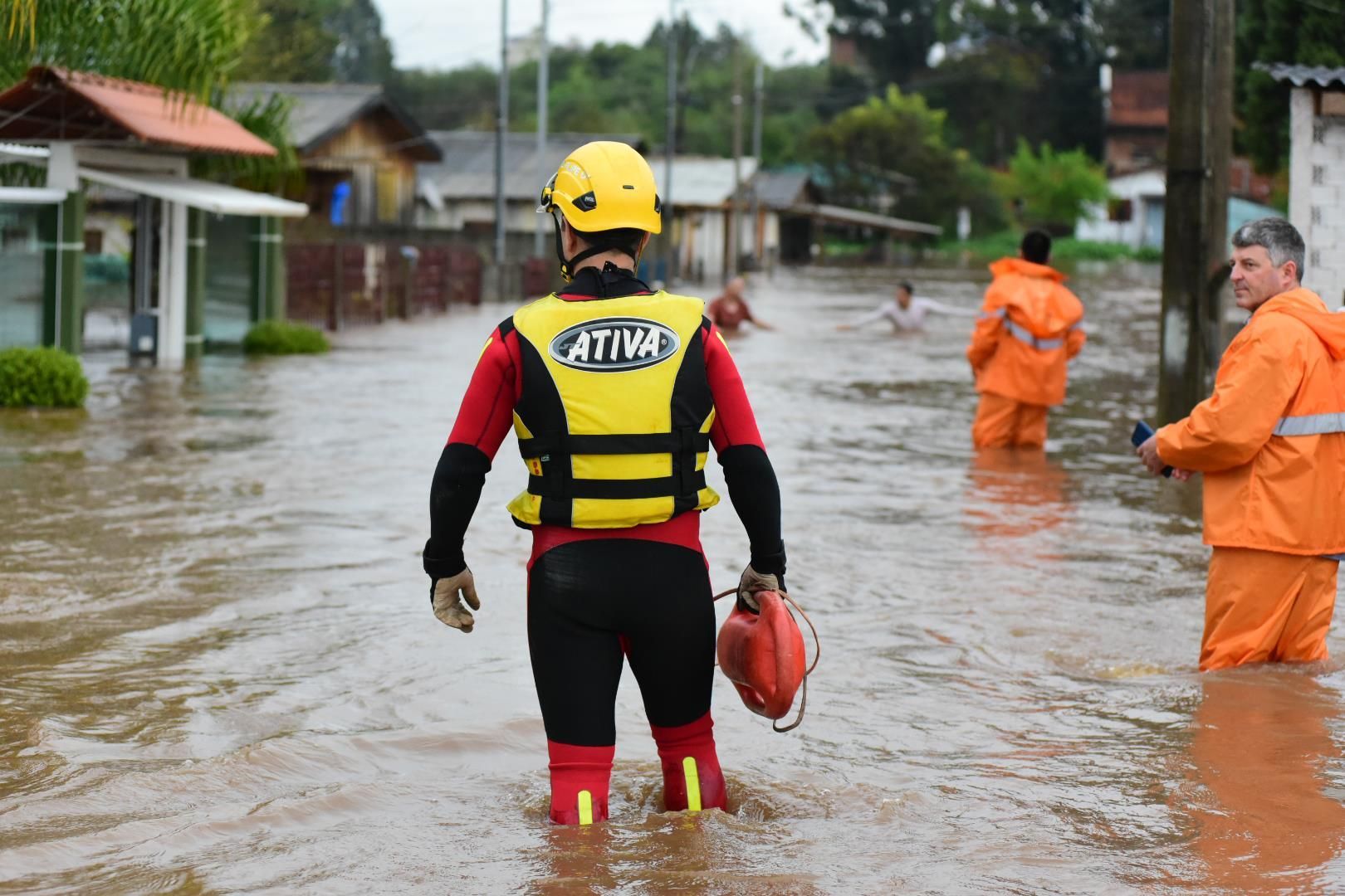 Chuvas fortes causam mortes, estragos, enchente e deixa centenas de pessoas desabrigadas no Rio Grande do Sul. No bairro Entre-Rios, o rio Passo Fundo subiu deixando diversas casas embaixo d'água e pessoas e animais tendo que serem resgatados, na cidade de Passo Fundo, nesta segunda, 4 de setembro de 2023.