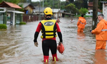 Chuvas fortes causam mortes, estragos, enchente e deixa centenas de pessoas desabrigadas no Rio Grande do Sul. No bairro Entre-Rios, o rio Passo Fundo subiu deixando diversas casas embaixo d'água e pessoas e animais tendo que serem resgatados, na cidade de Passo Fundo, nesta segunda, 4 de setembro de 2023.