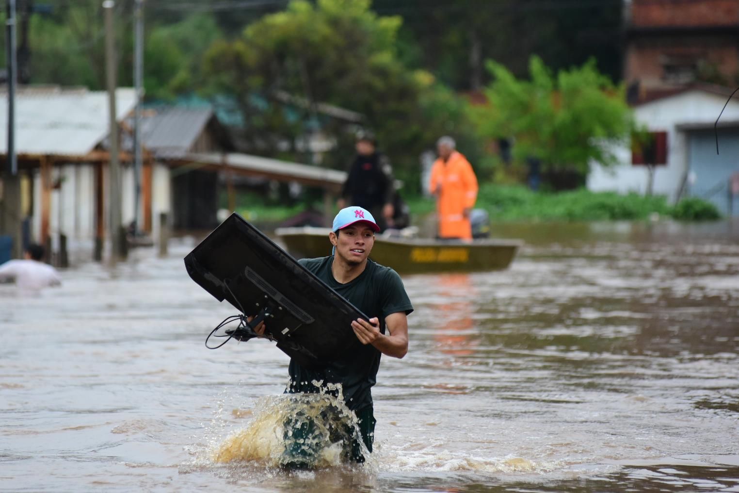 Chuvas fortes causam mortes, estragos, enchente e deixa centenas de pessoas desabrigadas no Rio Grande do Sul. No bairro Entre-Rios, o rio Passo Fundo subiu deixando diversas casas embaixo d'água e pessoas e animais tendo que serem resgatados, na cidade de Passo Fundo, nesta segunda, 4 de setembro de 2023.