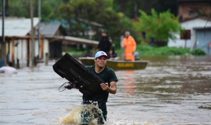 Chuvas fortes causam mortes, estragos, enchente e deixa centenas de pessoas desabrigadas no Rio Grande do Sul. No bairro Entre-Rios, o rio Passo Fundo subiu deixando diversas casas embaixo d'água e pessoas e animais tendo que serem resgatados, na cidade de Passo Fundo, nesta segunda, 4 de setembro de 2023.