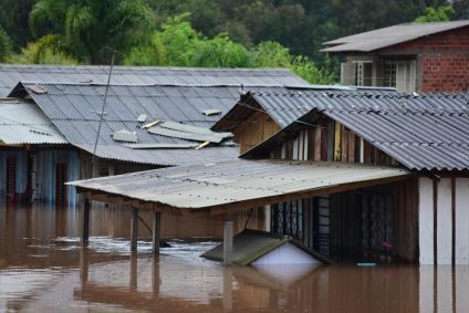 Chuvas fortes causam mortes, estragos, enchente e deixa centenas de pessoas desabrigadas no Rio Grande do Sul. No bairro Entre-Rios, o rio Passo Fundo subiu deixando diversas casas embaixo d&#039;água e pessoas e animais tendo que serem resgatados, na cidade de Passo Fundo, nesta segunda, 4 de setembro de 2023.