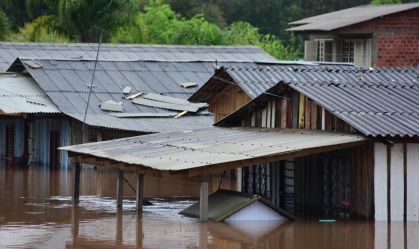 Chuvas fortes causam mortes, estragos, enchente e deixa centenas de pessoas desabrigadas no Rio Grande do Sul. No bairro Entre-Rios, o rio Passo Fundo subiu deixando diversas casas embaixo d'água e pessoas e animais tendo que serem resgatados, na cidade de Passo Fundo, nesta segunda, 4 de setembro de 2023.