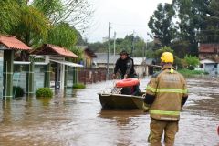 Chuvas fortes causam mortes, estragos, enchente e deixa centenas de pessoas desabrigadas no Rio Grande do Sul. No bairro Entre-Rios, o rio Passo Fundo subiu deixando diversas casas embaixo d&#039;água e pessoas e animais tendo que serem resgatados, na cidade de Passo Fundo, nesta segunda, 4 de setembro de 2023.