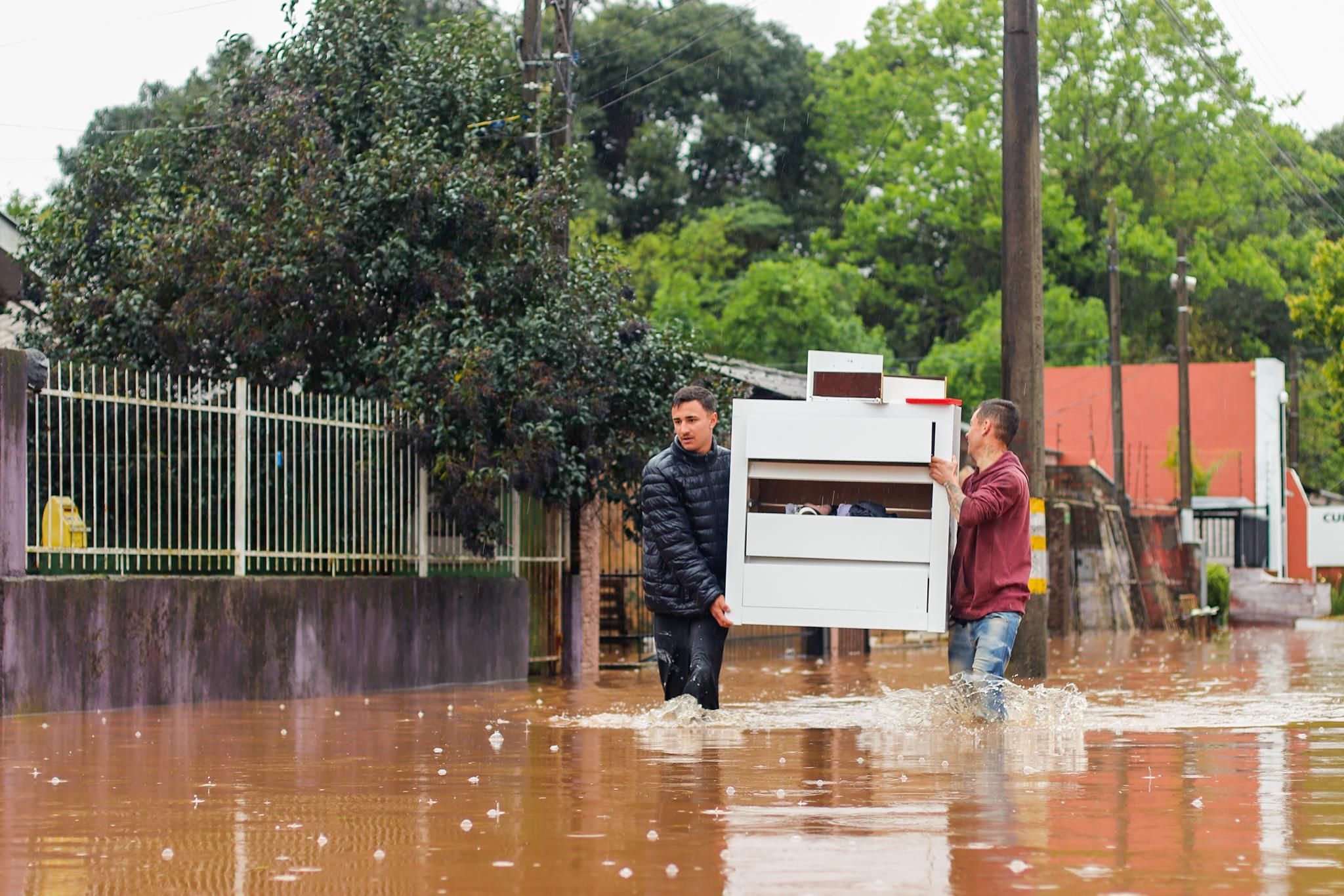 Chuvas fortes causam mortes, estragos, enchente e deixa centenas de pessoas desabrigadas no Rio Grande do Sul. No bairro Entre-Rios, o rio Passo Fundo subiu deixando diversas casas embaixo d'água e pessoas e animais tendo que serem resgatados, na cidade de Passo Fundo, nesta segunda, 4 de setembro de 2023.
