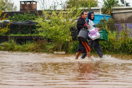 Chuvas fortes causam mortes, estragos, enchente e deixa centenas de pessoas desabrigadas no Rio Grande do Sul. No bairro Entre-Rios, o rio Passo Fundo subiu deixando diversas casas embaixo d&#039;água e pessoas e animais tendo que serem resgatados, na cidade de Passo Fundo, nesta segunda, 4 de setembro de 2023.