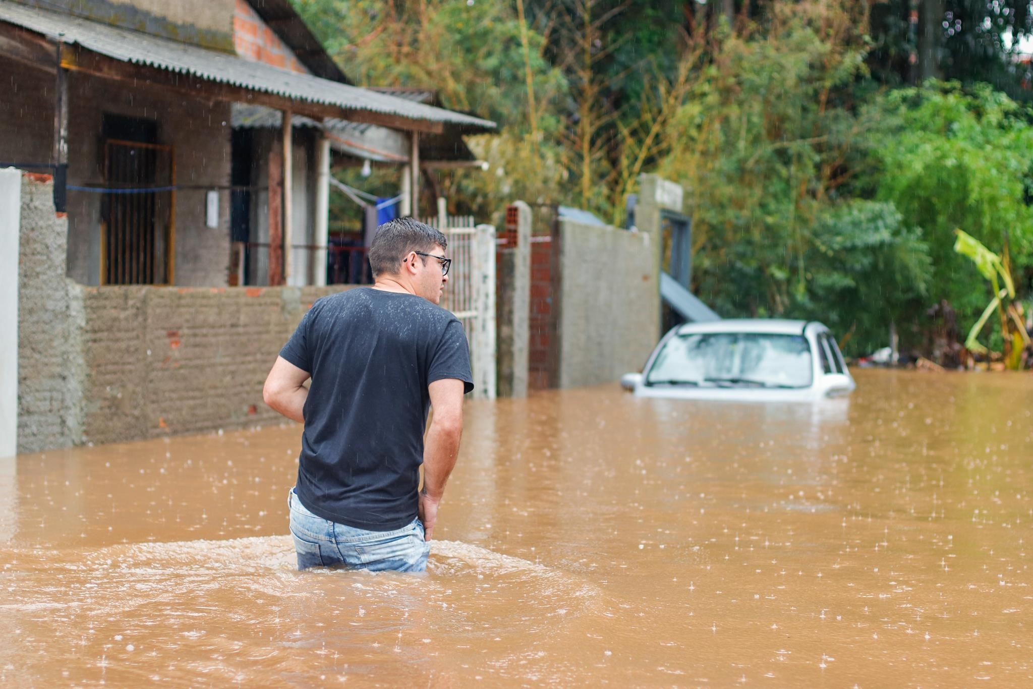 Chuvas fortes causam mortes, estragos, enchente e deixa centenas de pessoas desabrigadas no Rio Grande do Sul. No bairro Entre-Rios, o rio Passo Fundo subiu deixando diversas casas embaixo d'água e pessoas e animais tendo que serem resgatados, na cidade de Passo Fundo, nesta segunda, 4 de setembro de 2023.