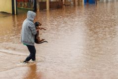 Chuvas fortes causam mortes, estragos, enchente e deixa centenas de pessoas desabrigadas no Rio Grande do Sul. No bairro Entre-Rios, o rio Passo Fundo subiu deixando diversas casas embaixo d&#039;água e pessoas e animais tendo que serem resgatados, na cidade de Passo Fundo, nesta segunda, 4 de setembro de 2023.