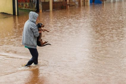 Chuvas fortes causam mortes, estragos, enchente e deixa centenas de pessoas desabrigadas no Rio Grande do Sul. No bairro Entre-Rios, o rio Passo Fundo subiu deixando diversas casas embaixo d&#039;água e pessoas e animais tendo que serem resgatados, na cidade de Passo Fundo, nesta segunda, 4 de setembro de 2023.