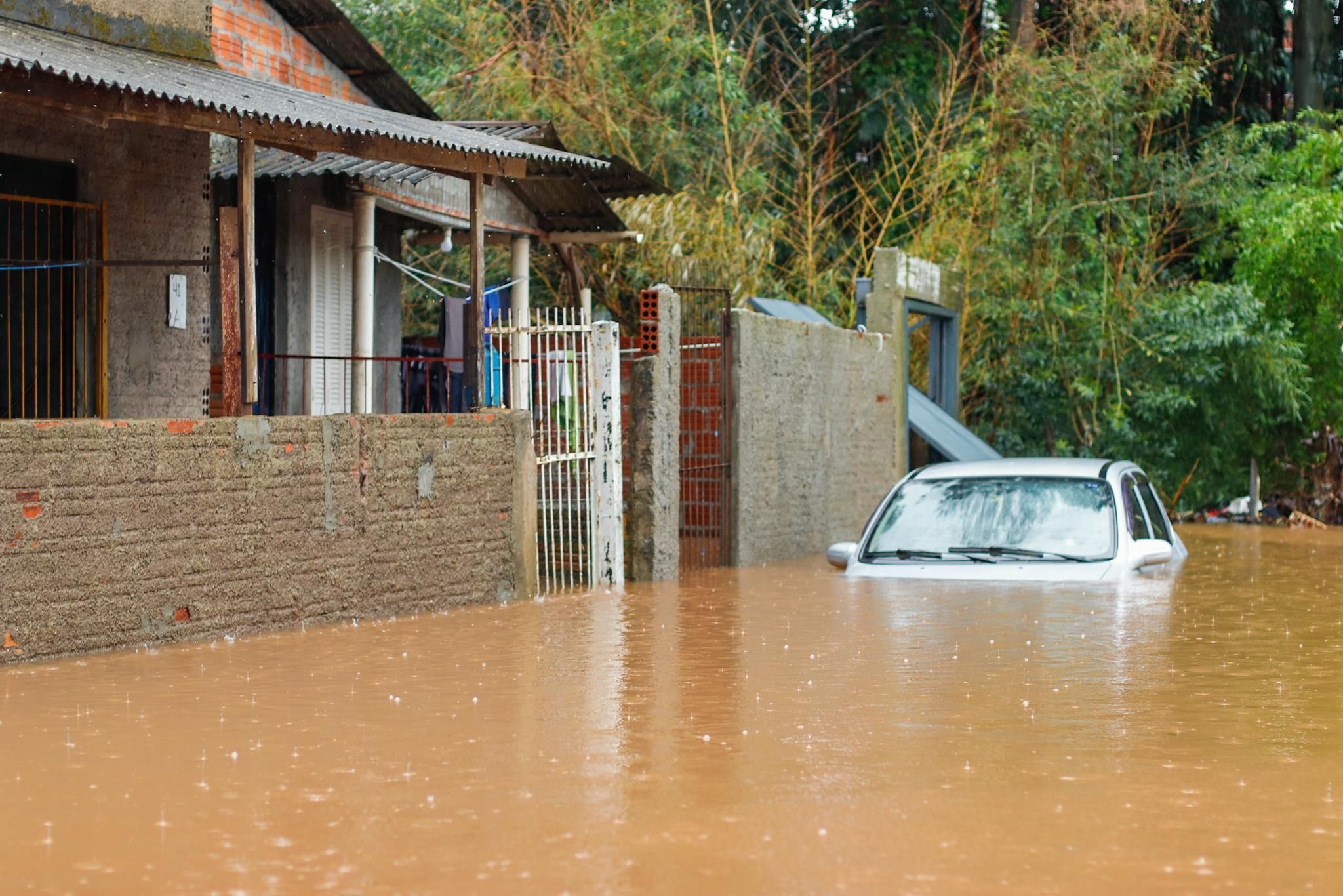 Chuvas fortes causam mortes, estragos, enchente e deixa centenas de pessoas desabrigadas no Rio Grande do Sul. No bairro Entre-Rios, o rio Passo Fundo subiu deixando diversas casas embaixo d'água e pessoas e animais tendo que serem resgatados, na cidade de Passo Fundo, nesta segunda, 4 de setembro de 2023.