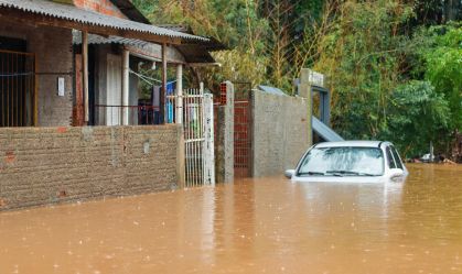 Chuvas fortes causam mortes, estragos, enchente e deixa centenas de pessoas desabrigadas no Rio Grande do Sul. No bairro Entre-Rios, o rio Passo Fundo subiu deixando diversas casas embaixo d'água e pessoas e animais tendo que serem resgatados, na cidade de Passo Fundo, nesta segunda, 4 de setembro de 2023.