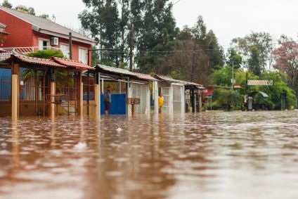 Chuvas fortes causam mortes, estragos, enchente e deixa centenas de pessoas desabrigadas no Rio Grande do Sul. No bairro Entre-Rios, o rio Passo Fundo subiu deixando diversas casas embaixo d&#039;água e pessoas e animais tendo que serem resgatados, na cidade de Passo Fundo, nesta segunda, 4 de setembro de 2023.