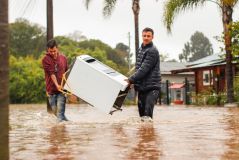 Chuvas fortes causam mortes, estragos, enchente e deixa centenas de pessoas desabrigadas no Rio Grande do Sul. No bairro Entre-Rios, o rio Passo Fundo subiu deixando diversas casas embaixo d&#039;água e pessoas e animais tendo que serem resgatados, na cidade de Passo Fundo, nesta segunda, 4 de setembro de 2023.
