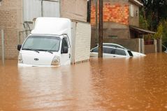 Chuvas fortes causam mortes, estragos, enchente e deixa centenas de pessoas desabrigadas no Rio Grande do Sul. No bairro Entre-Rios, o rio Passo Fundo subiu deixando diversas casas embaixo d&#039;água e pessoas e animais tendo que serem resgatados, na cidade de Passo Fundo, nesta segunda, 4 de setembro de 2023.