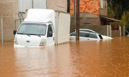 Chuvas fortes causam mortes, estragos, enchente e deixa centenas de pessoas desabrigadas no Rio Grande do Sul. No bairro Entre-Rios, o rio Passo Fundo subiu deixando diversas casas embaixo d'água e pessoas e animais tendo que serem resgatados, na cidade de Passo Fundo, nesta segunda, 4 de setembro de 2023.