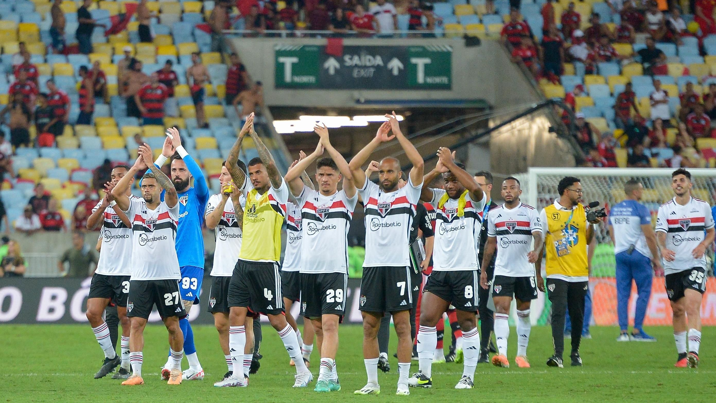Jogadores do São Paulo agradecem a torcida no Maracanã